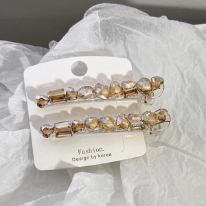 Primo piano di fermagli per capelli in cristallo ambra su carta Fashion Design