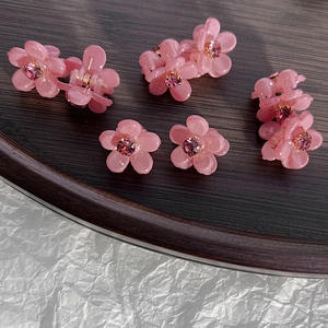 Mini mollette per capelli a fiore rosa con strass su vassoio decorativo in legno