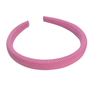 Serre-tête en tissu rose avec texture en sergé diagonal sur fond blanc épuré