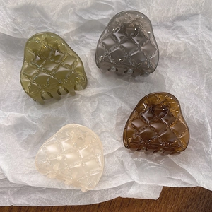 Pinces à cheveux en résine matelassée en vert olive, gris fumée, ambre et crème