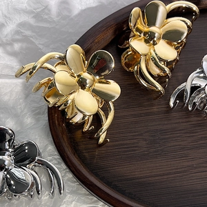 Pinze per capelli vintage in metallo a fiore in oro, argento e nero lucido