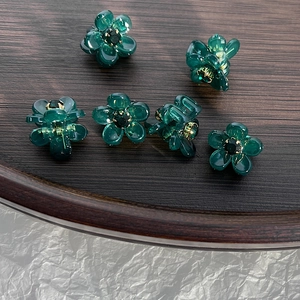 Set di 6 mini mollette per capelli a fiore verde scuro con strass su vassoio