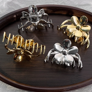 Set di 4 pinze per capelli vintage in metallo con fiori 3D in finitura oro e argento