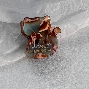 Détail d'une pince à cheveux chat en écaille de tortue avec lettrage doré France Handmade