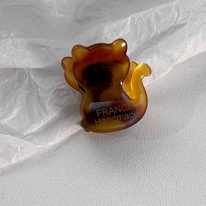 Vue détaillée d'une pince à cheveux chat en écaille de tortue avec texte France Handmade