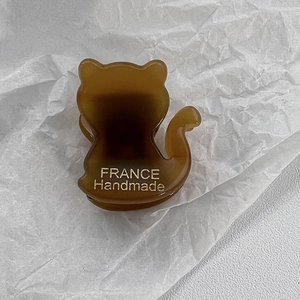 Détail de la pince à cheveux chat marron ambre avec l'inscription dorée France Handmade