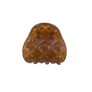 Pince à cheveux ambre translucide avec motif losanges sur fond blanc