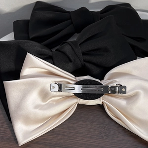 Grande fermaglio per capelli in raso con fiocco nero e champagne su legno