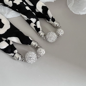 Bandeau en soie à pois style français avec d'élégantes boules de strass scintillantes