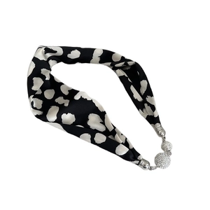 Bandeau à pois français avec charms magnétiques en diamant et texture soyeuse de luxe
