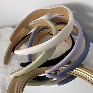Detail of satin sponge headbands in Morandi colors with a high-top retro design