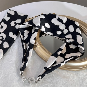Bandeau en Satin de Style Français Écharpe en Satin Collier Boucle Magnétique Strass Vintage Imprimé Léopard Pois Bijoux Femme