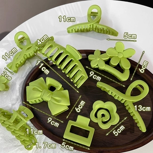 Detailed size guide for various matte green hair claws including butterfly and bow styles