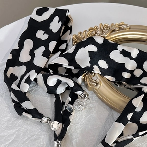 Élégant foulard en satin français avec imprimé noir et blanc et fermoir aimanté diamant