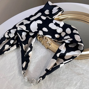 Bandeau en satin de style français avec motif léopard et boucle magnétique en cristal