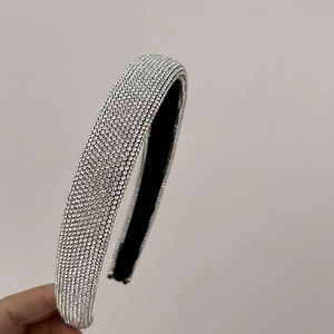Dettaglio del cerchietto largo con strass luccicanti e rivestimento interno nero