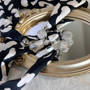 Écharpe en soie léopard française avec fermoir magnétique diamanté et finition satinée