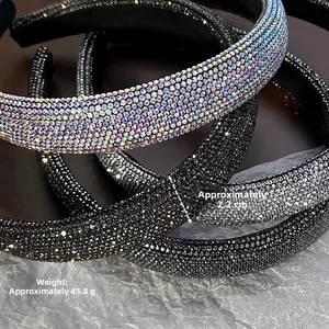 Dettaglio macro del cerchietto con strass che mostra 2,2cm di larghezza e 45,8g