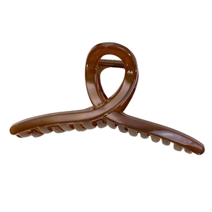 Eleganter bernsteinbrauner glänzender Haarklammer mit gedrehtem Loop-Design auf Weiß