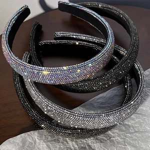 Dettaglio di cerchietti imbottiti di lusso con strass scintillanti su legno scuro
