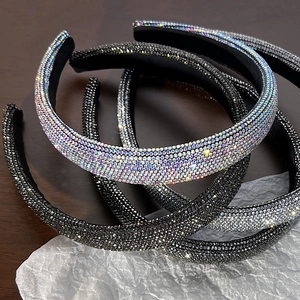 Primo piano di cerchietti imbottiti larghi con strass scintillanti neri e argento