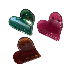 Lot de trois mini pinces à cheveux en forme de cœur, couleurs vert, rose et ambre translucide