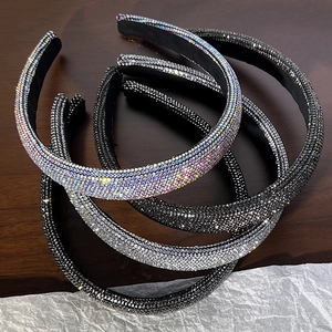 Dettaglio di cerchietti con strass in vari colori con fodera in velluto antiscivolo