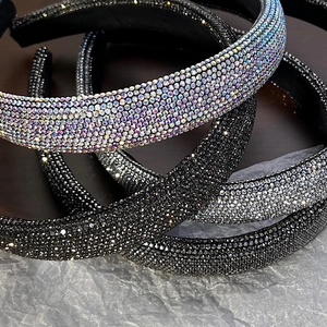 Vista dettagliata dei cerchietti con strass multicolori e cristalli densi e brillanti