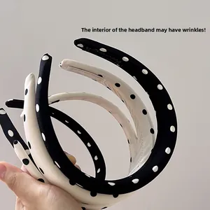 Détail du serre-tête à pois; les plis internes sont une caractéristique de fabrication