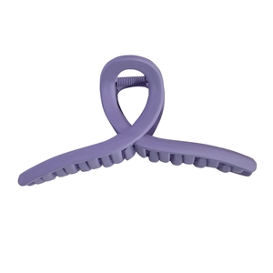 Pince à cheveux mate violette avec design croisé pour coiffure féminine élégante