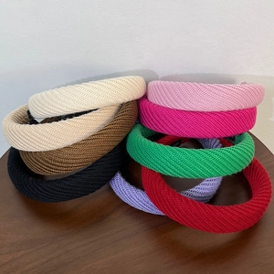 Détail de divers serre-têtes en tricot épais dans huit couleurs rétro élégantes
