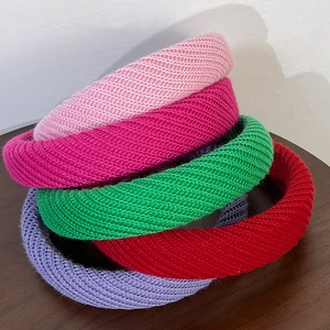 Détail de serre-têtes en maille épaisse multicolore avec motif en sergé texturé