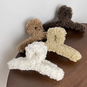 Pinces à cheveux en peluche française aux tons café et beige sur bois sombre