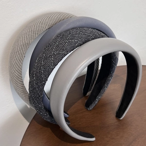 Lot de quatre serre-têtes rembourrés gris en maille, cuir et matelassé pour un effet de volume