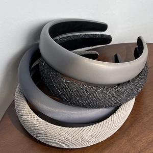 Détails de serre-têtes en éponge gris avec diverses textures de tissus et de cuir synthétique