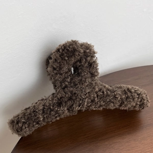 Détails de la pince à cheveux en peluche marron foncé pour coiffer les cheveux épais