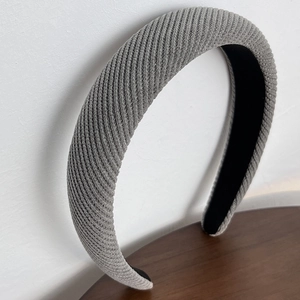Détail macro du serre-tête en tricot côtelé gris foncé avec rembourrage premium
