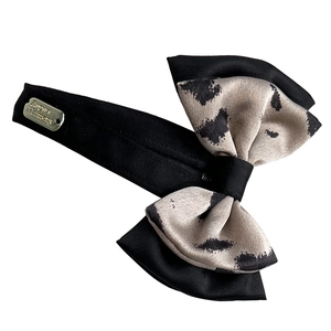 Elegante fermaglio per capelli a fiocco francese con raso leopardato e targhetta dorata