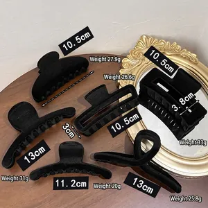 Lot de 6 pinces à cheveux noires floquées en divers styles sur présentoir bois