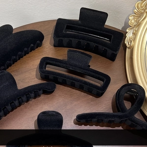 Pinces à cheveux élégantes en velours noir floqué avec divers motifs vintage pour femmes