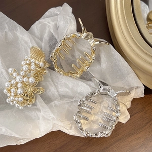 Pince à cheveux fleurie en perles et barrette strass pour queue de cheval chic