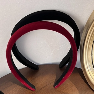 French vintage velvet padded headband in black and burgundy for elegant winter hairstyles