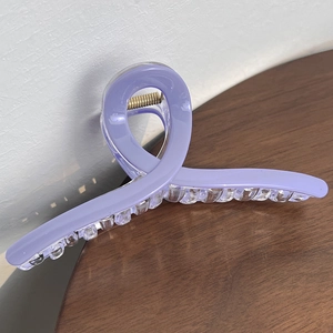 Detail of 13cm lavender translucent shark hair claw clip with golden metal spring
