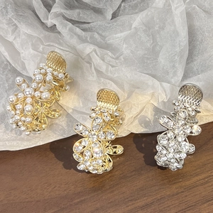 Vue macro détaillée de pinces à cheveux élégantes en or et argent avec perles et strass