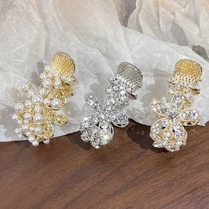 Vue détaillée de trois mini pinces à cheveux avec perles et strass en or et argent
