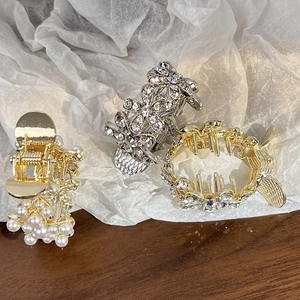Détail d'un ensemble de pinces à cheveux avec perles élégantes et strass brillants