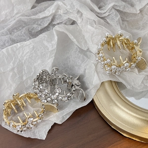 Vue détaillée des pinces à cheveux en alliage avec perles et cristaux au motif floral