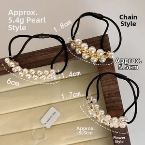 Détail de chouchous avec perles et fleurs présentés dans un coffret en velours beige