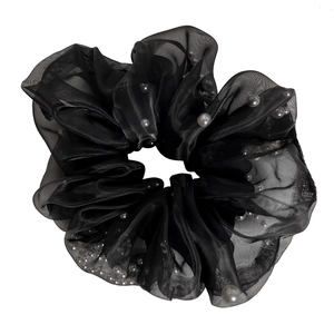 Elegante zwarte organza scrunchie met witte imitatieparels op een witte achtergrond