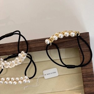 Détails d'un ensemble d'élastiques à cheveux perles et chaînes dorées avec fleur crème